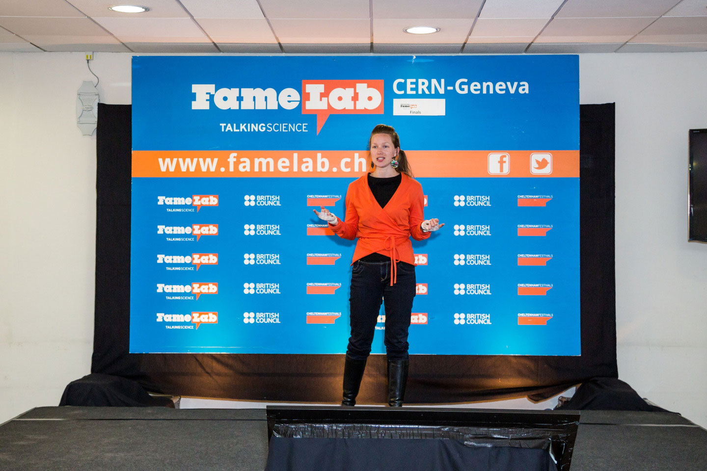 Support young CERN scientist in FameLab final
