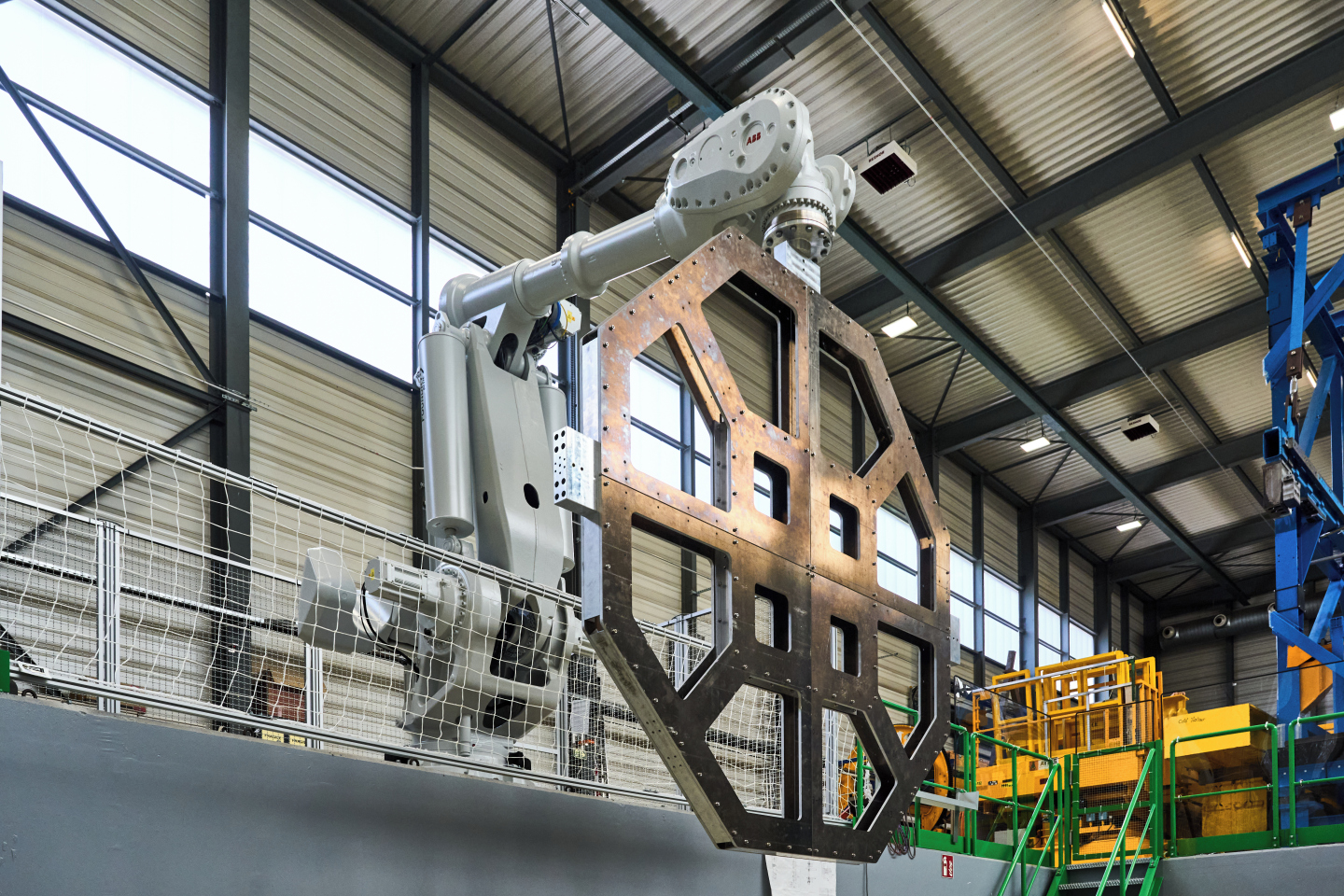 Manipulating Layer-0 with a robotic arm at CERN (M.Brice/CERN)