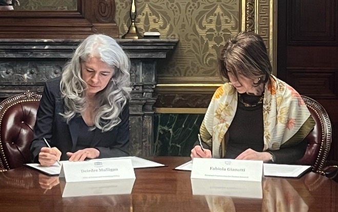 CERN Director-General, Fabiola Gianotti (right), and Principal Deputy US Chief Technology Officer, Deirdre Mulligan, of the White House Office of Science and Technology (left) at the signing ceremony. (Image: White House Office of Science and Technology)