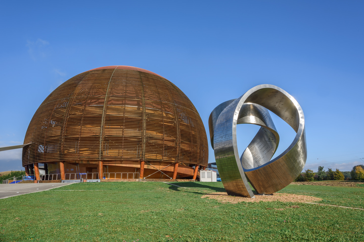 CERN inaugura escultura de aço 
