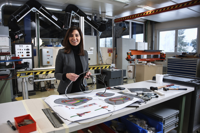 une femme scientifique avec des cables