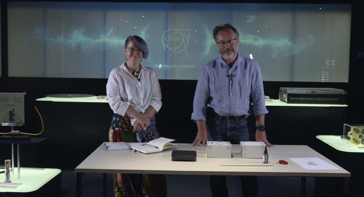 Les boîtes mystère entre les mains de deux nouveaux scientifiques du CERN