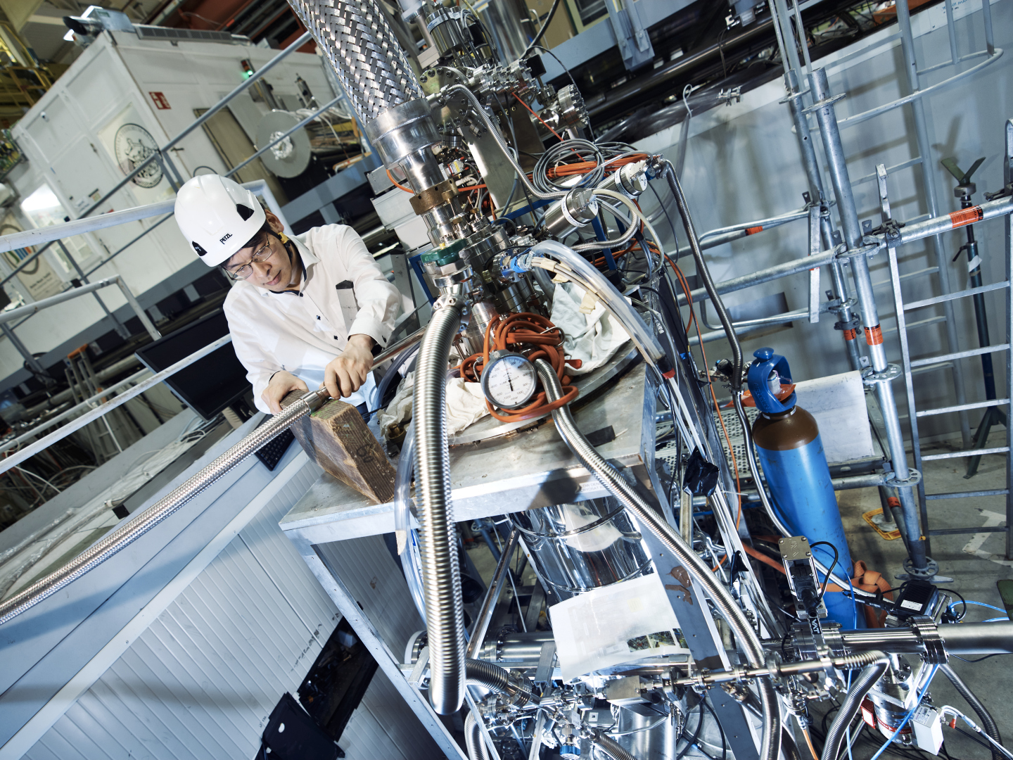 ASACUSA sees surprising behaviour of hybrid atoms in superfluid helium