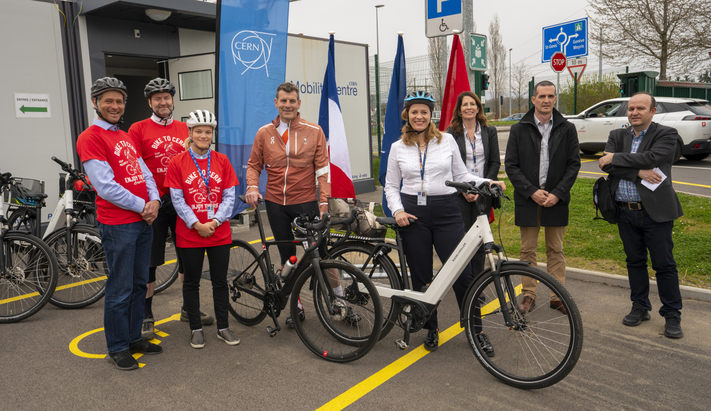 Swiss Ambassador to France visits CERN by bike as part of the “En route avec la Suisse” project