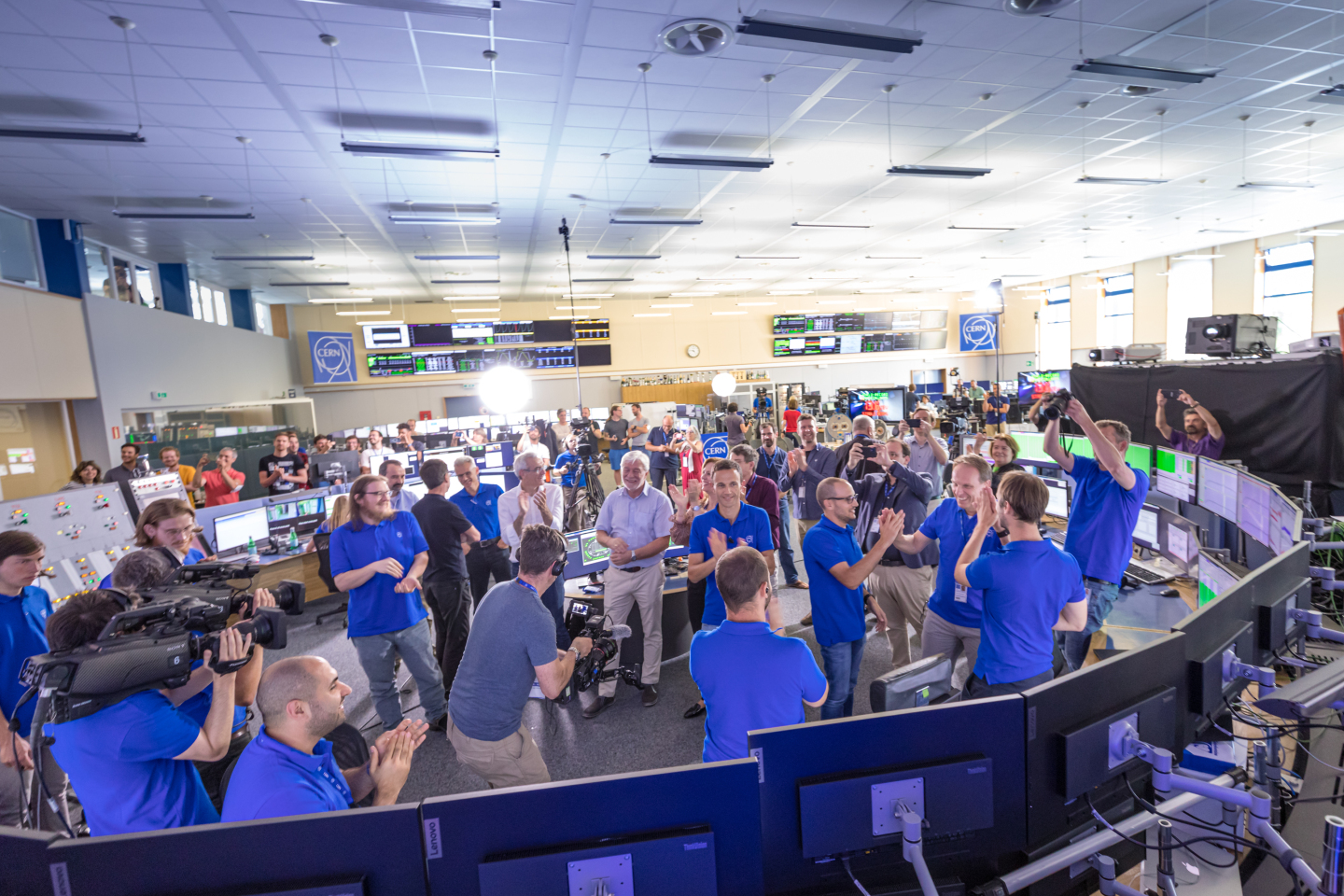 Retour sur le passé à l’heure de préparer l&rsquo;avenir : le CERN sous les feux de la rampe
