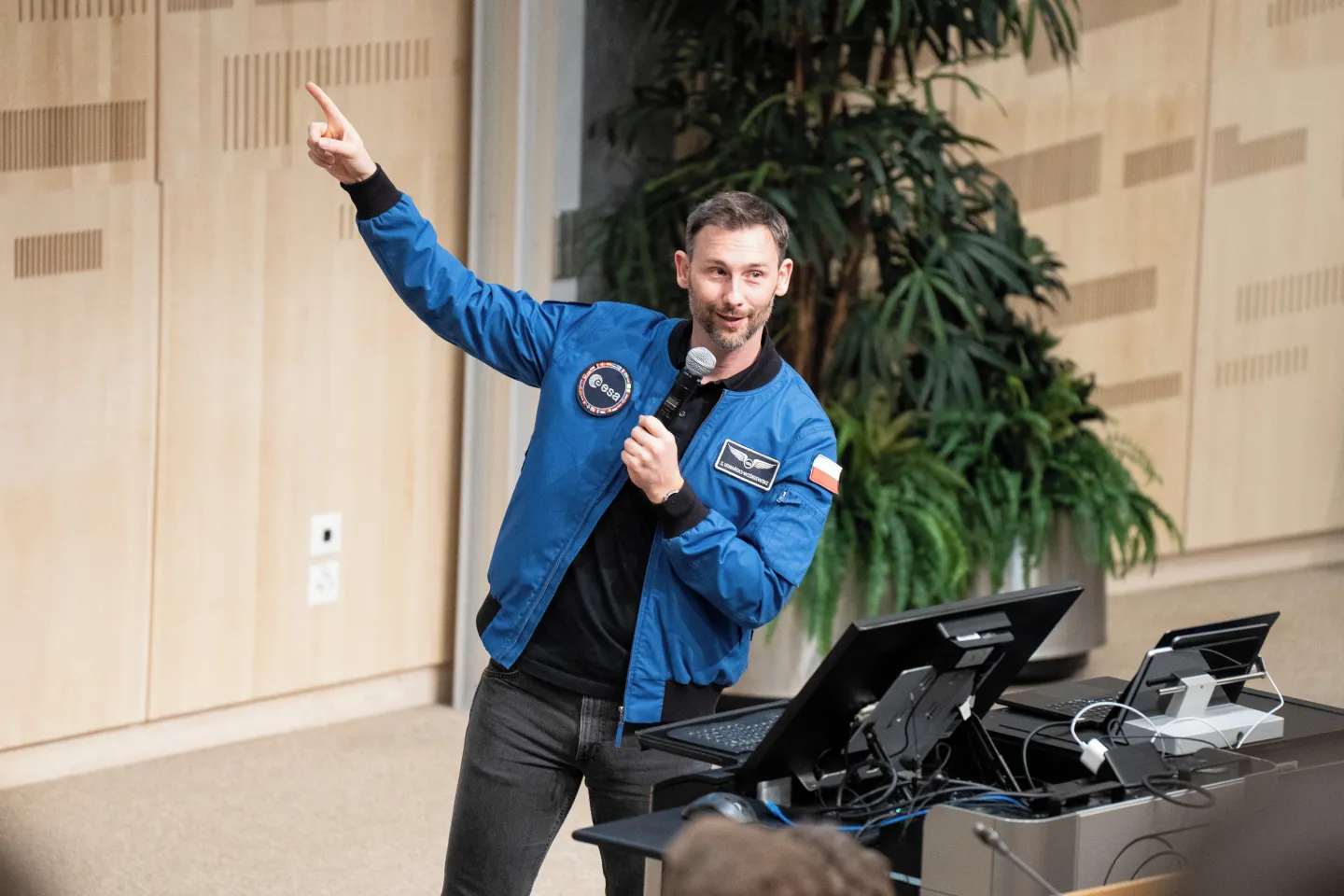 Regardez la conférence au CERN de Sławosz, l’astronaute de l’ESA