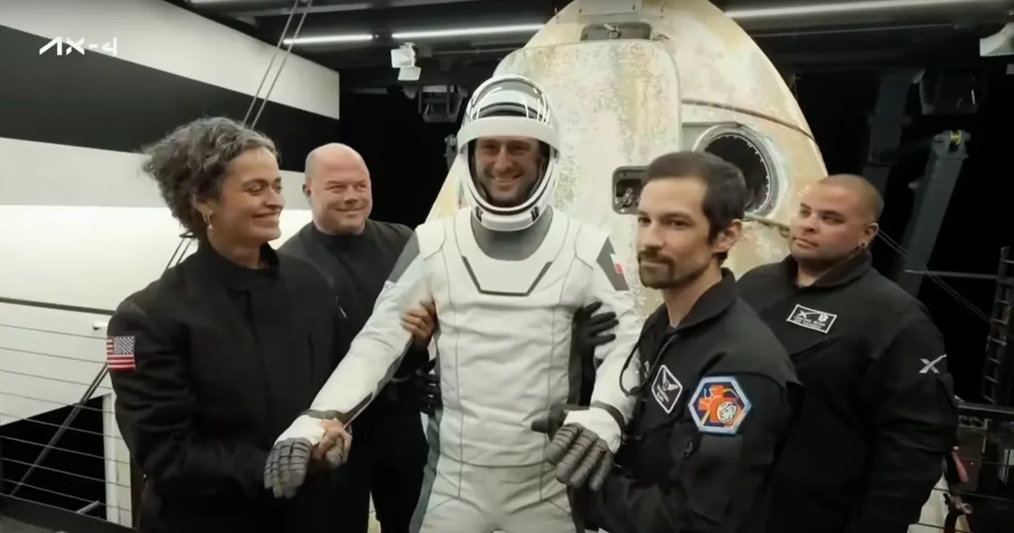 Welcome back to Earth, Sławosz!