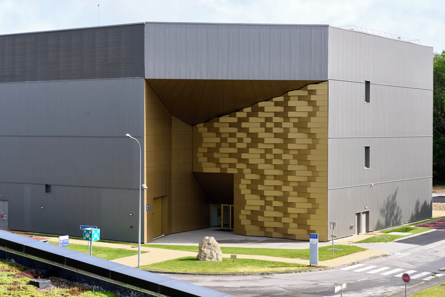 How CERN IT keeps up with the data deluge