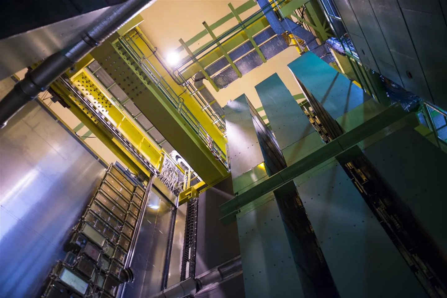 LHCb : nouvelle différence entre la matière et l’antimatière